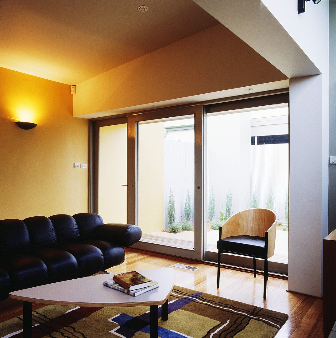 Ein modernes Wohnzimmer mit einer Ledercouch