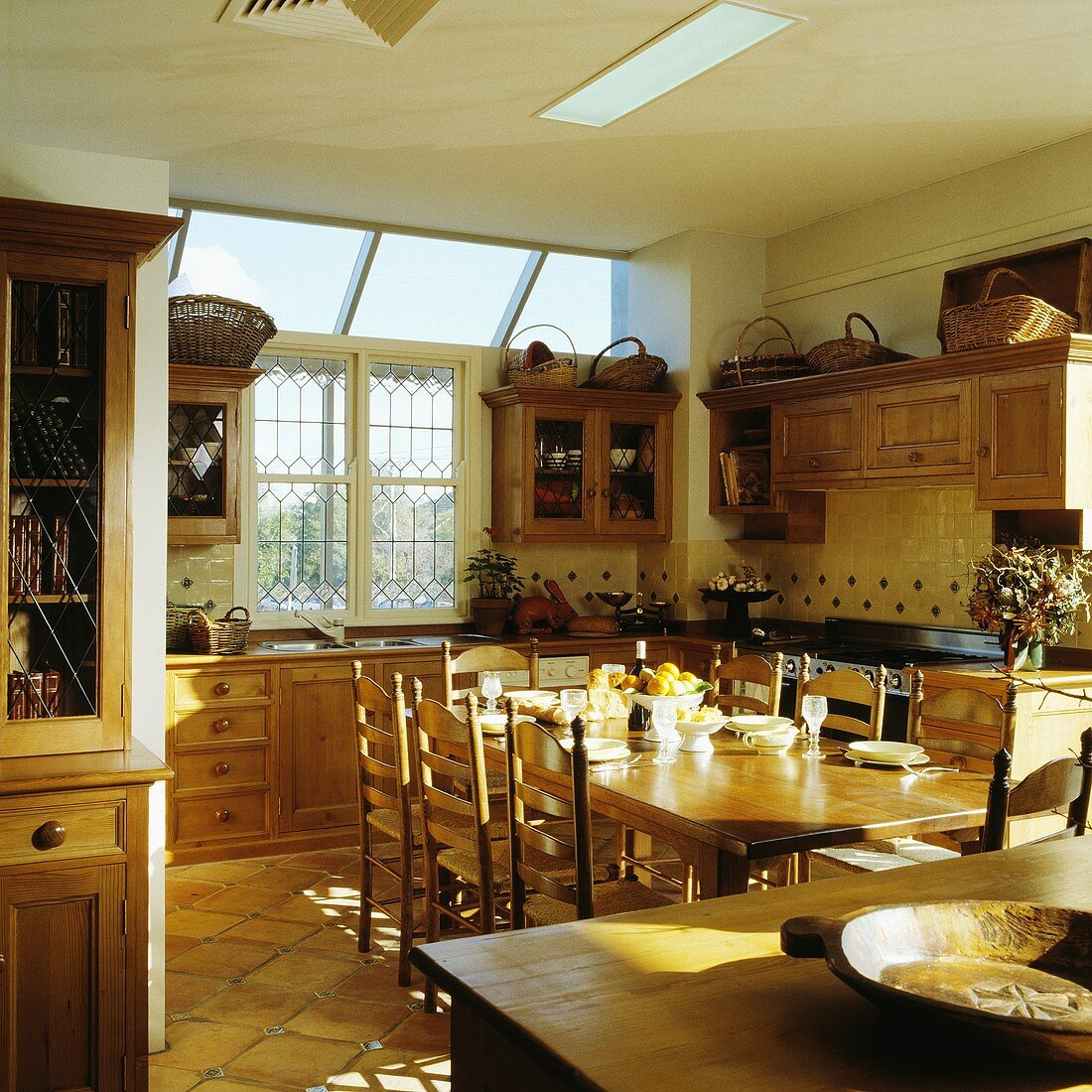 Traditionell rustikale, geräumige Wohnküche mit Kiefernmöbeln