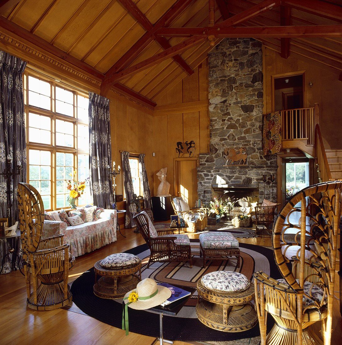 Traditionelles ländliches nordamerikanisches Wohnzimmer mit Holztäfelung und einem Naturstein-Kamin