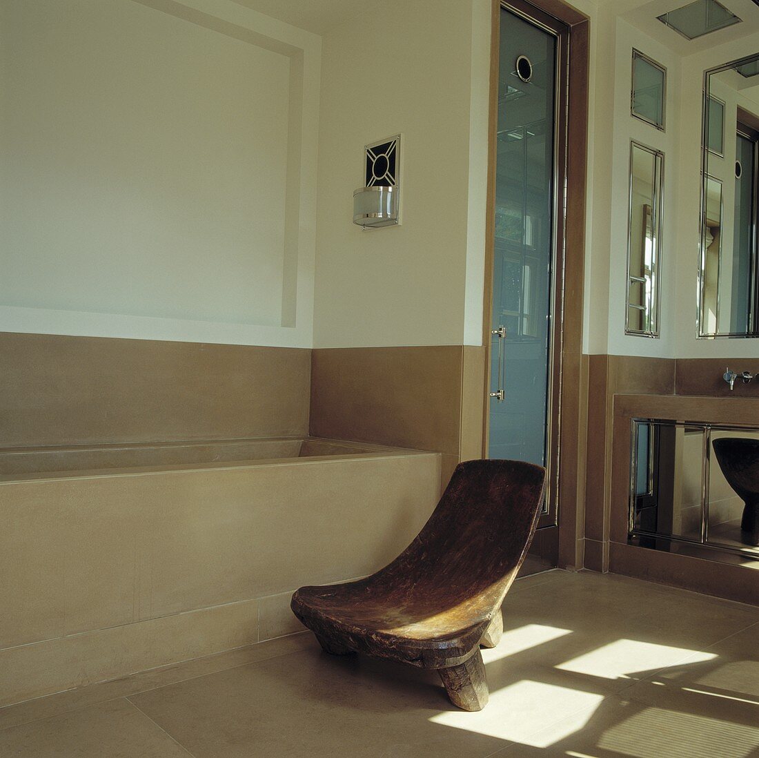 Rustikaler Holzstuhl vor der Badewanne in einem modernen Badezimmer