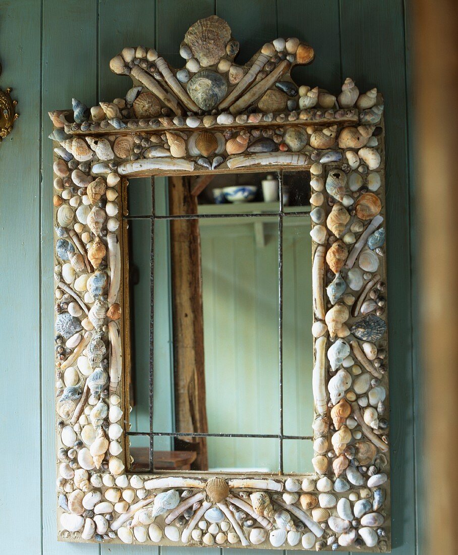 Spiegel mit Unterteilung durch Bleifassungen und Rahmen aus verschiedenen Muschelformen