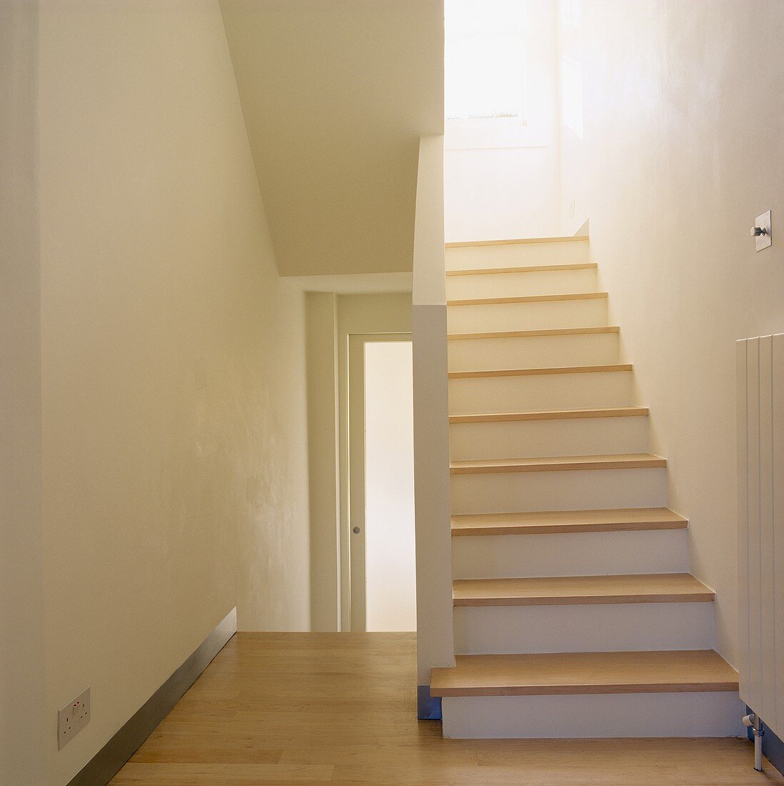 Moderne weiße Treppe mit Holzstufen in … – Bild kaufen – 717530