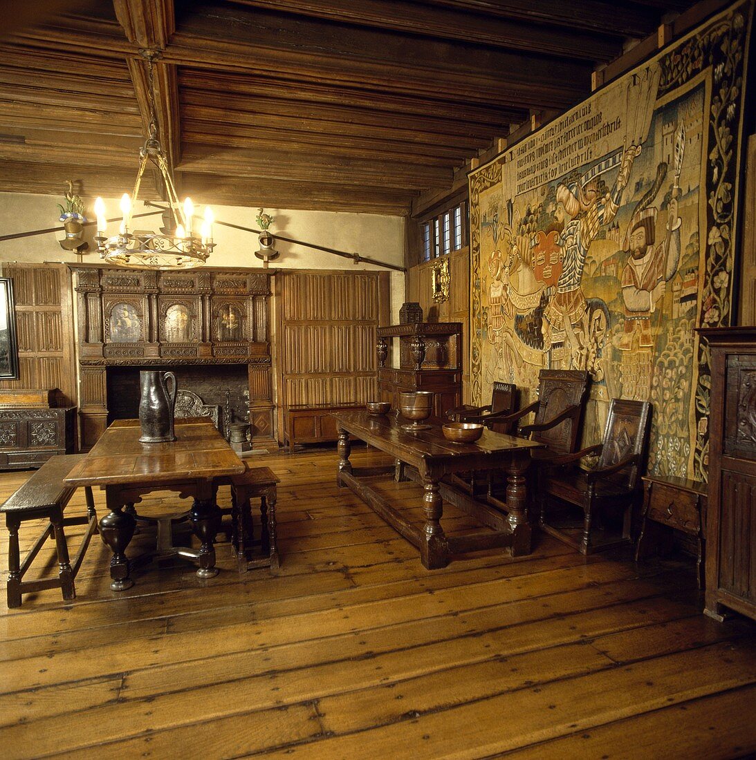 Großer Rittersaal mit hängendem Wandteppich, Holzmöbeln und Holzdielen