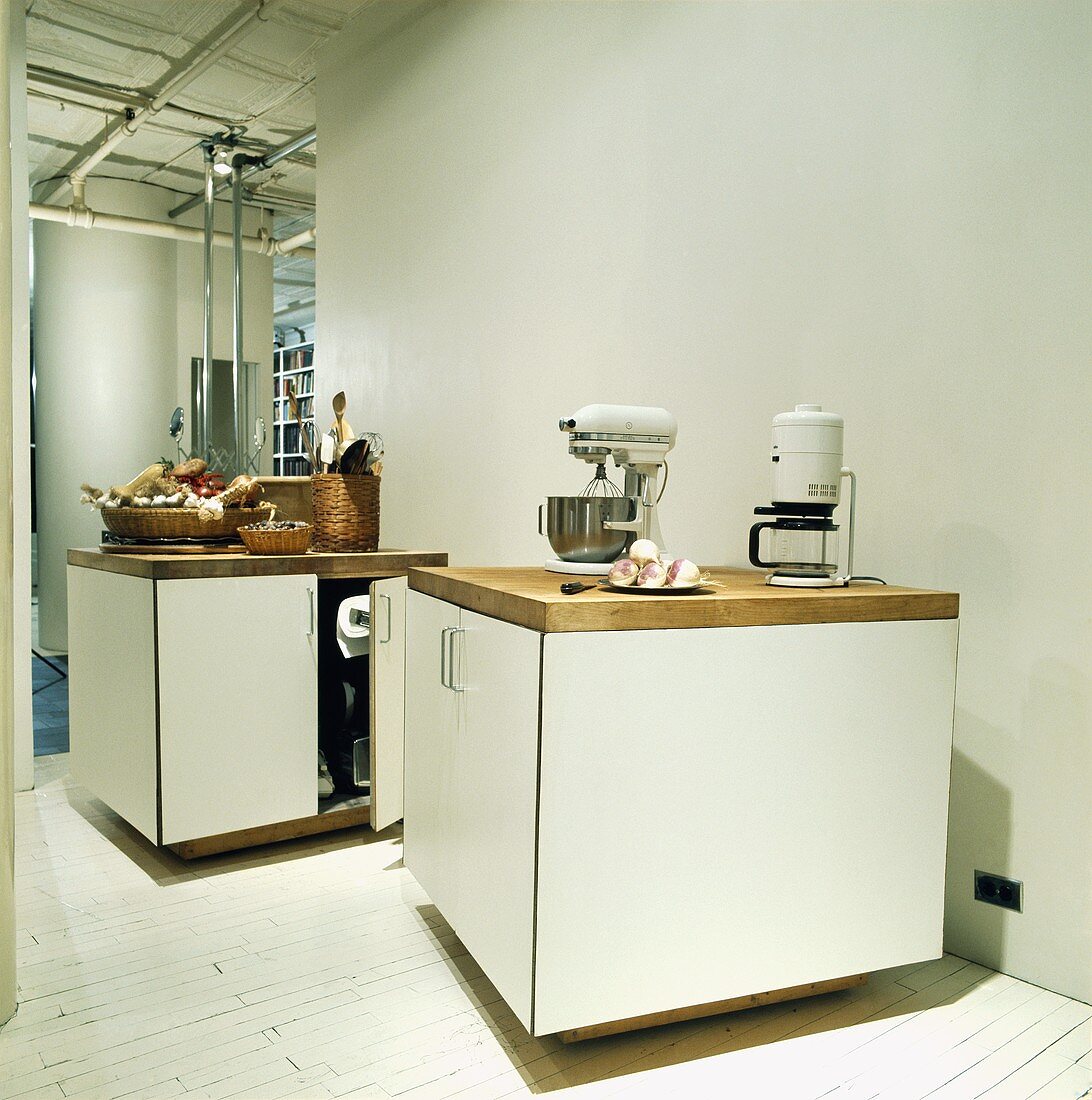 Küchenmaschine und Kaffeemaschine auf beweglicher Kücheninsel