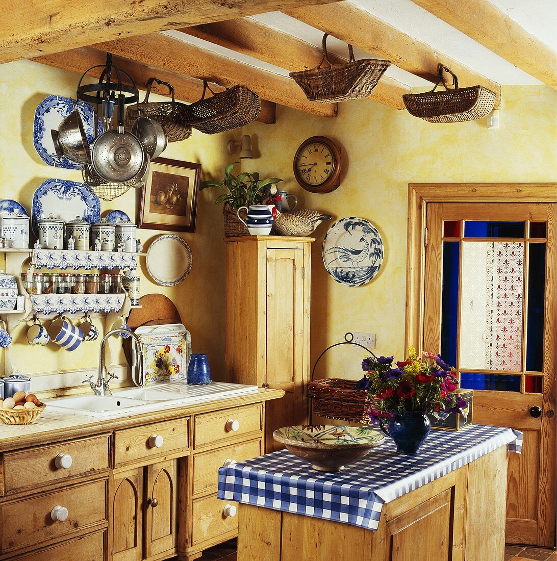 Eine Landhausküche mit Holzmöbeln