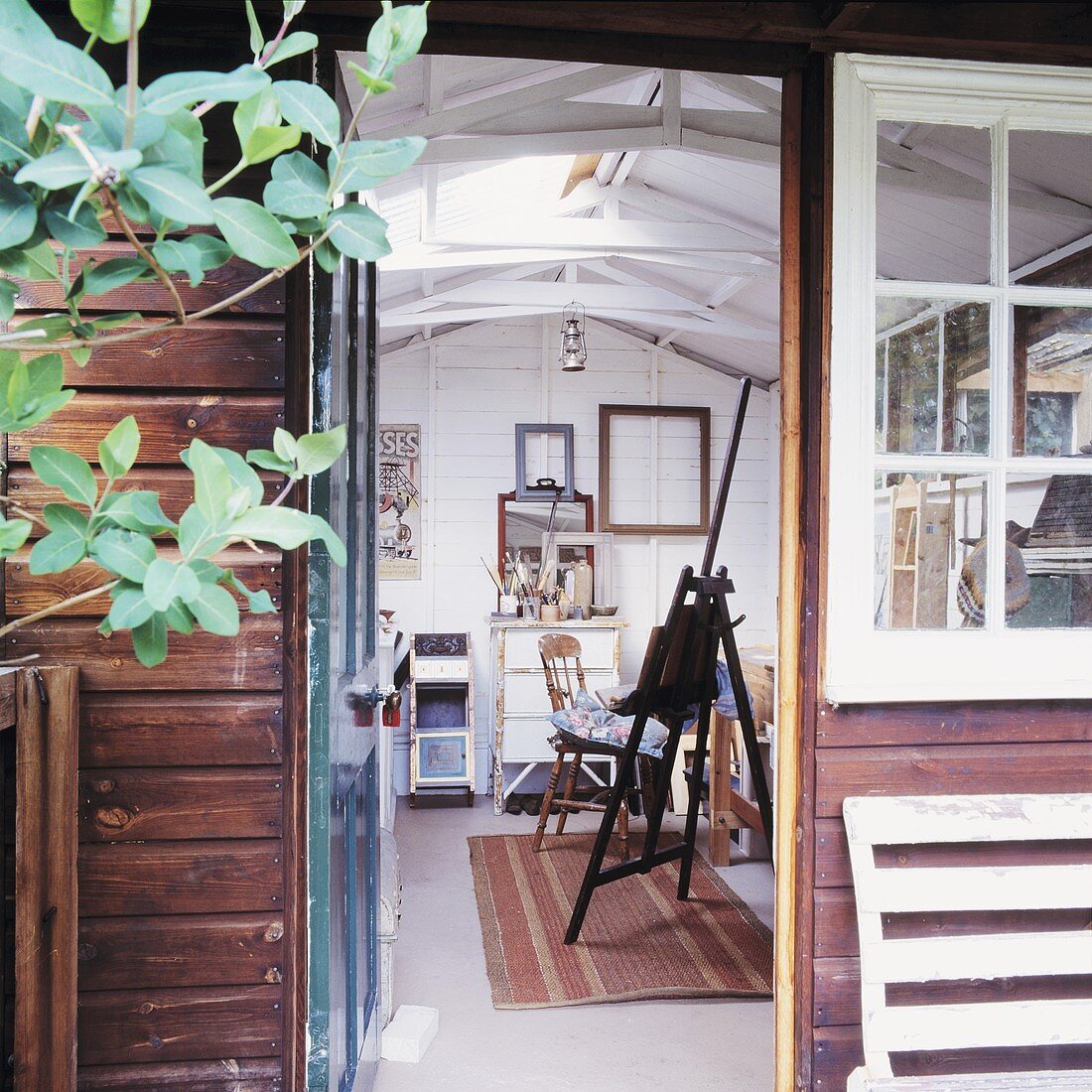 Gartenhaus mit offener Tür und Blick ins Atelier des Künstlers
