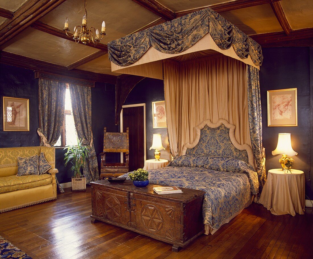 Grosses Schlafzimmer mit Parkettboden und Halb-Himmelbett mit blau-weiss gemusterter Bettwäsche