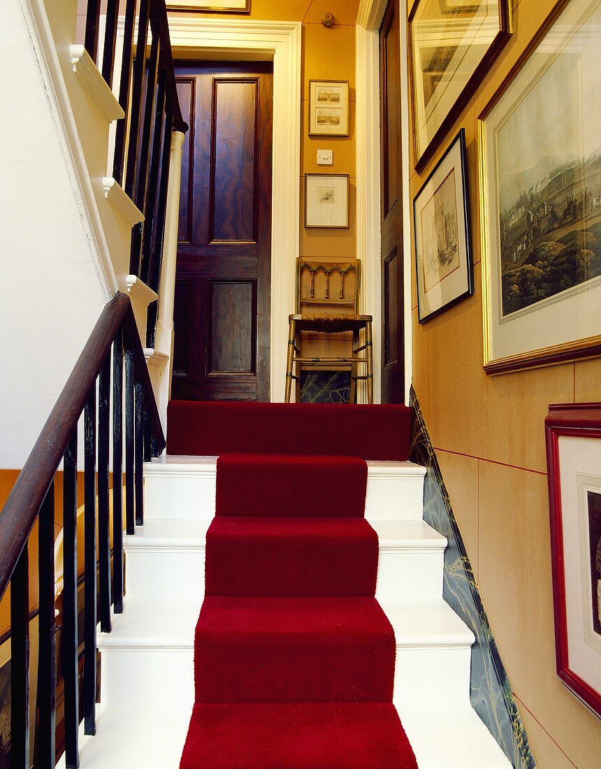 weiße Treppe mit rotem Teppich