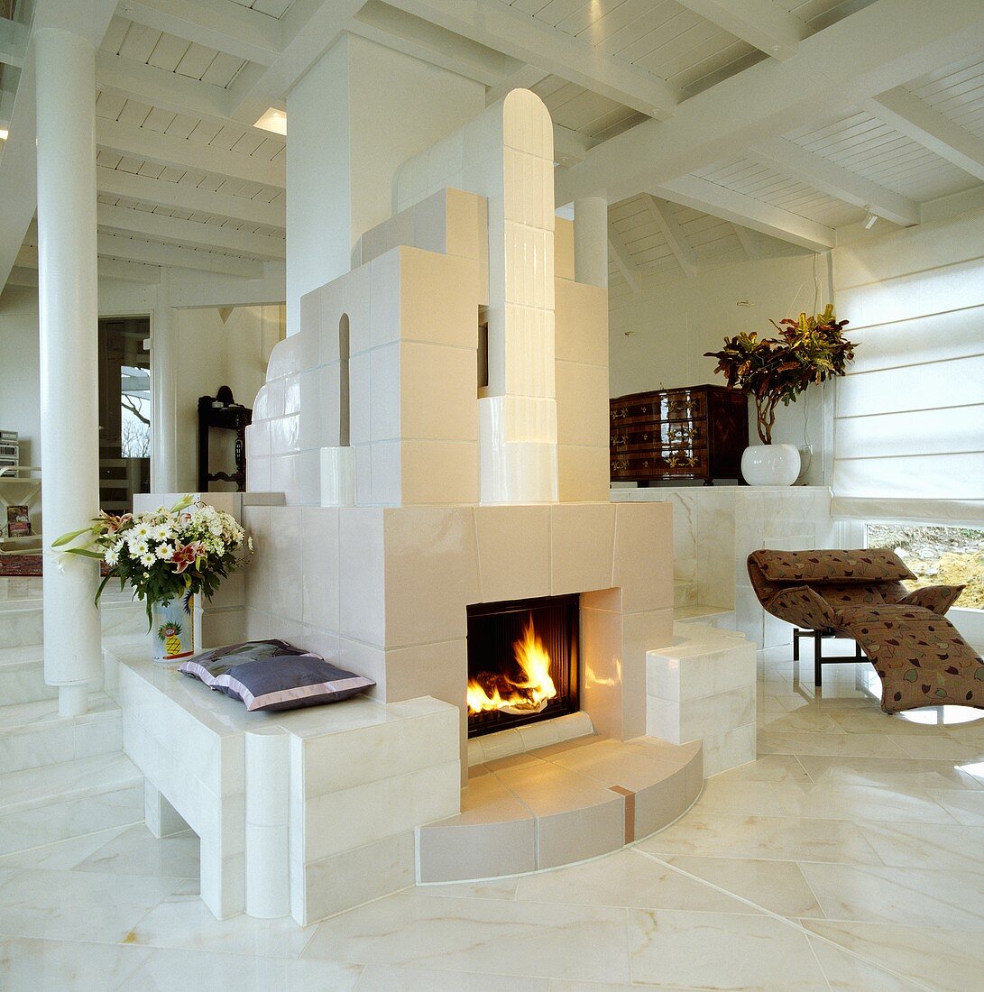 Kamin in einem modernen offenen Wohnzimmer mit Marmorboden