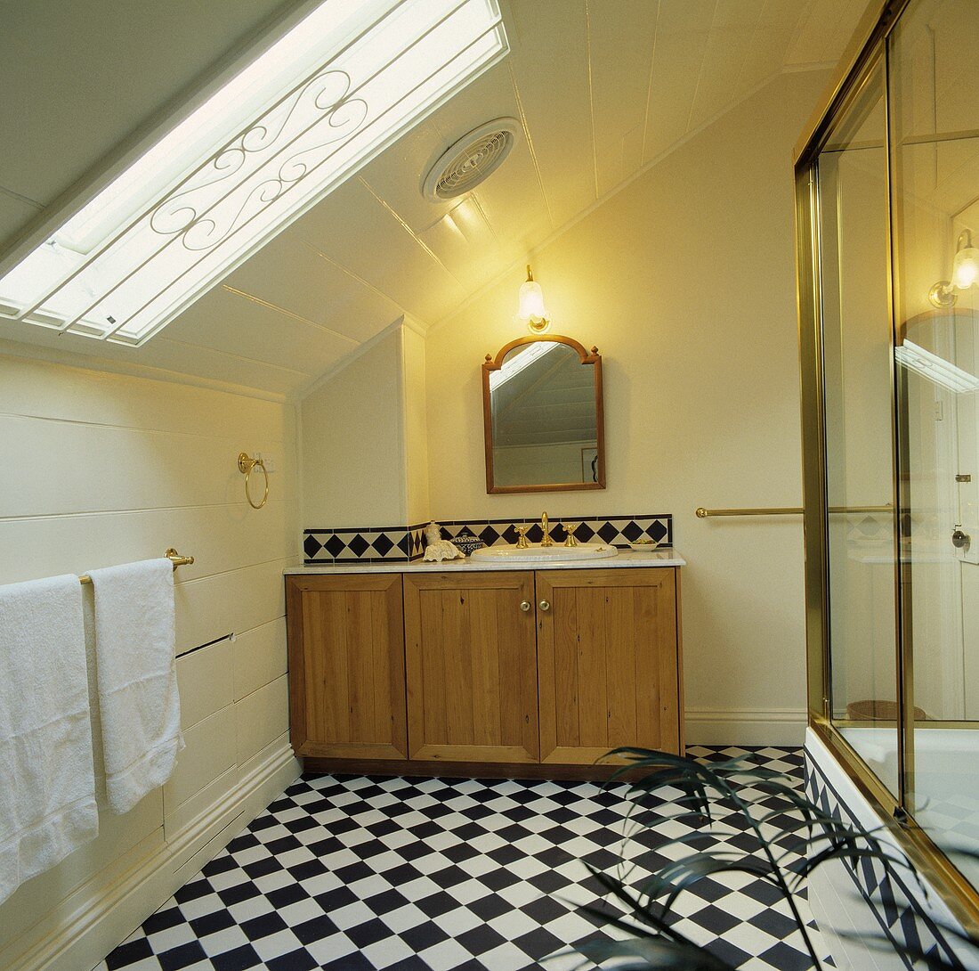 Badezimmer im Dachgeschoss mit schwarz-weißem Schachbrettmuster-Boden und Duschkabine