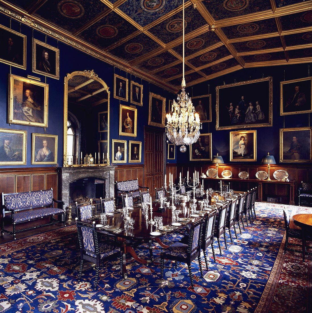 Bankettsaal mit festlich gedeckter Tafel im Herrenschloss