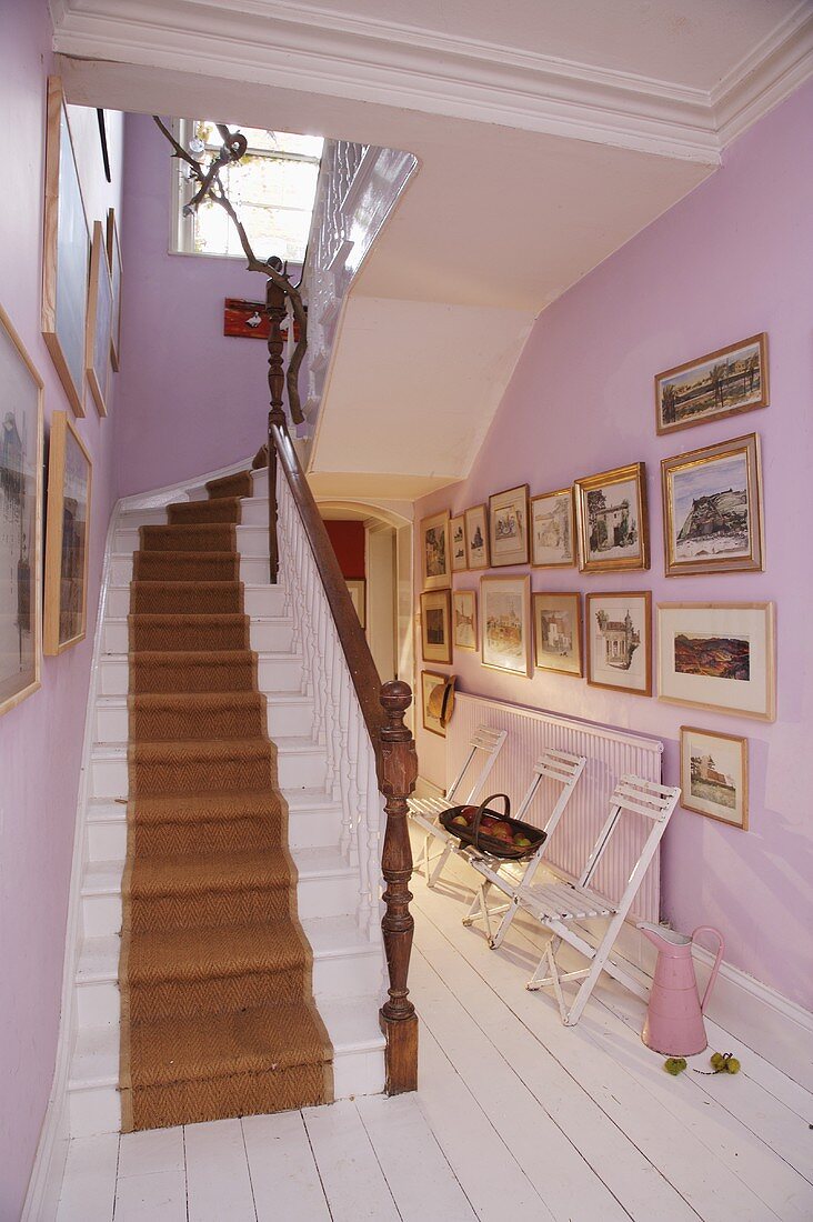 Sisalteppichläufer auf weißer Treppe im rosafarbenem Eingangsbereich mit weißem Holzboden