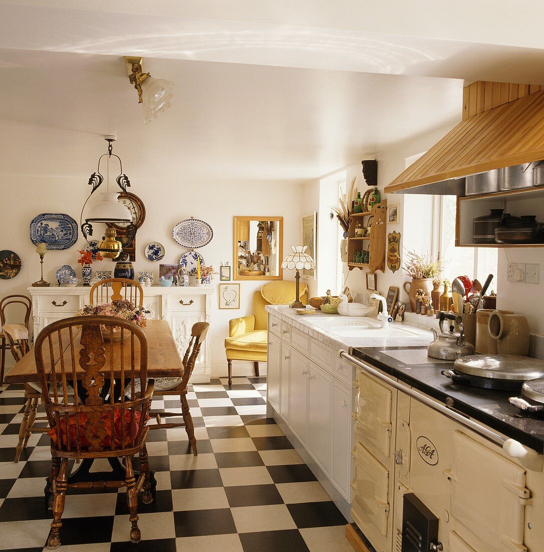 Alte Küche im Landhausstil mit Boden im Schachbrettmuster