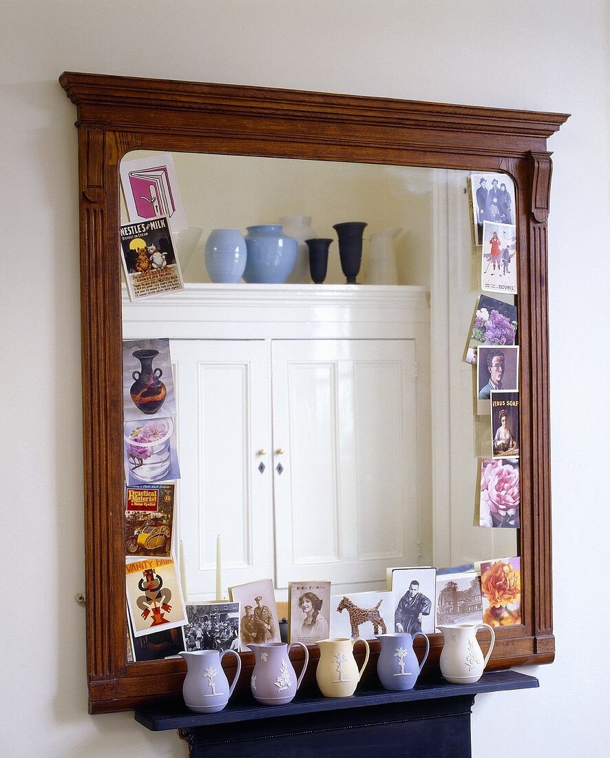 Spiegel mit antikem Holzrahmen und Krugsammlung auf Ablage