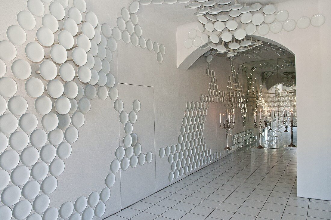 Eingangsbereich mit weissen Bodenfliesen und Porzellan-Wanddekoration in Rosenthal Casino, Selb
