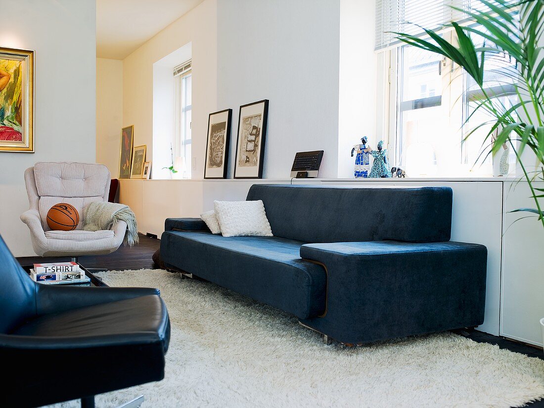 A living room with black and white seats