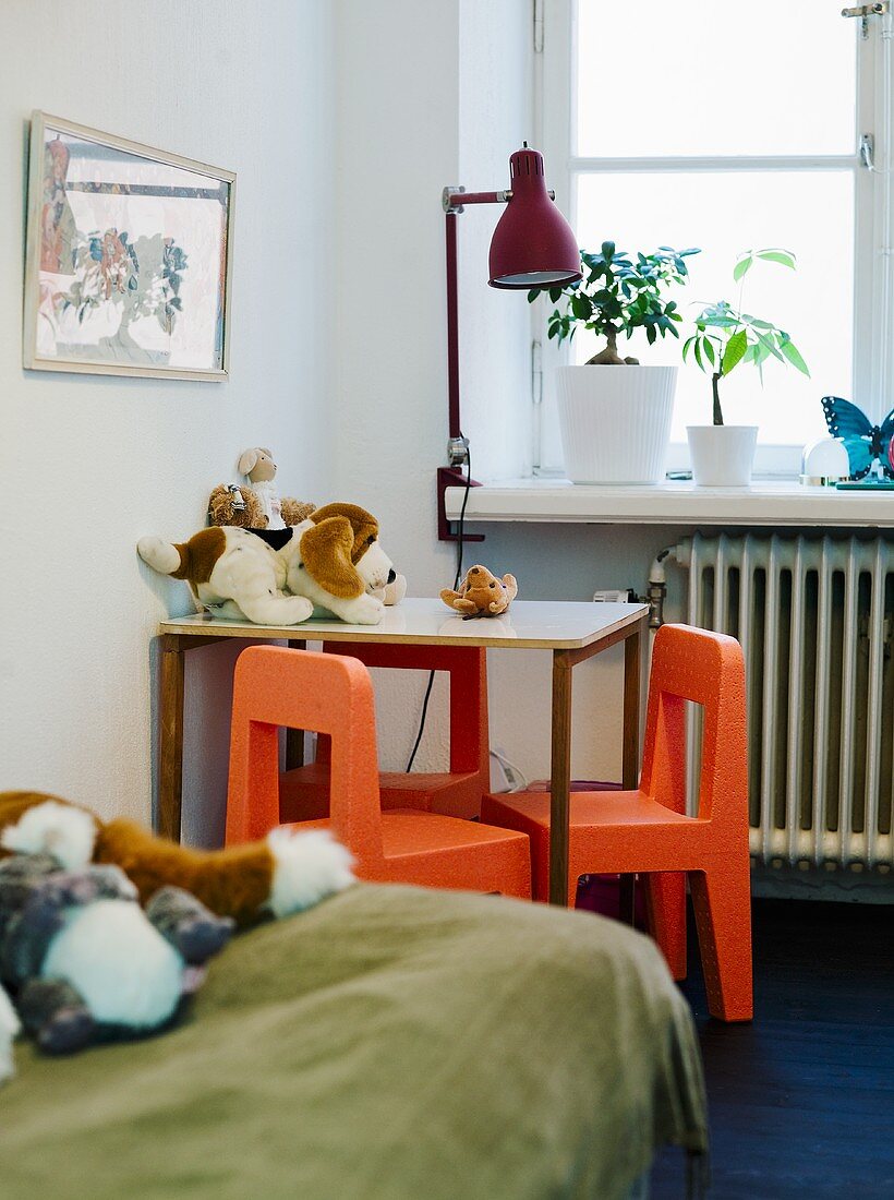 Tisch mit kleinen Stühlen in einem Kinderzimmer
