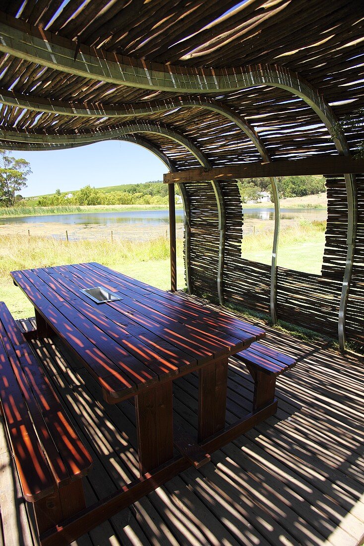 Hütte mit Tisch und Bänken auf dem Weingut Warwick (Stellenbosch, Südafrika)