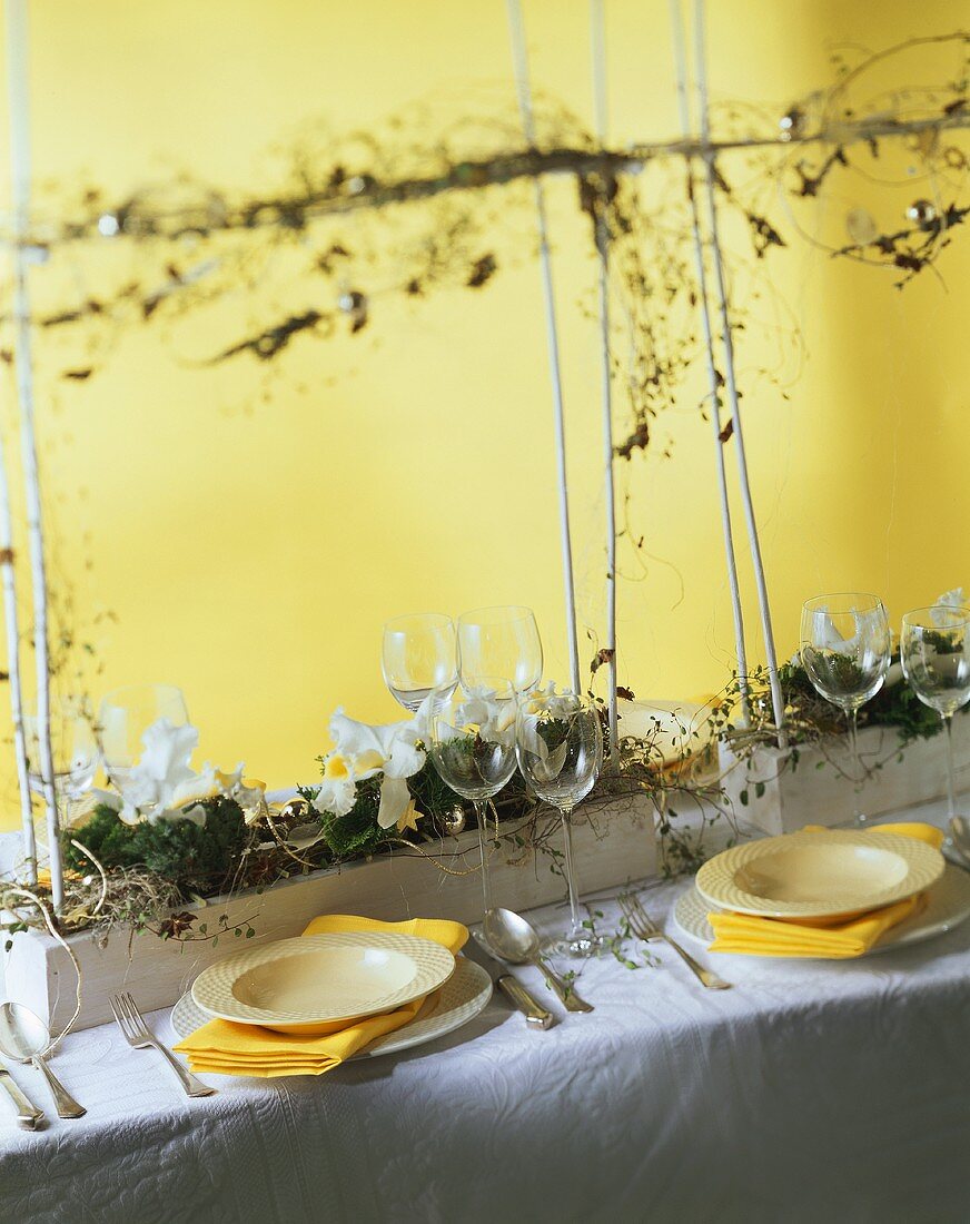 Gedeckter Tisch in den Farben Weiß und Gelb zu Weihnachten