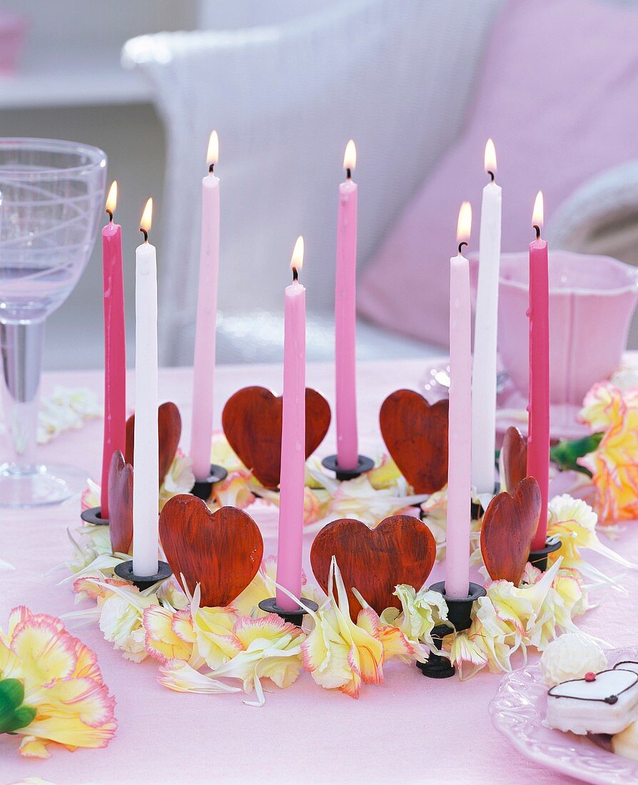 Romantischer Kranz aus Nelken, roten Herzen und Kerzen