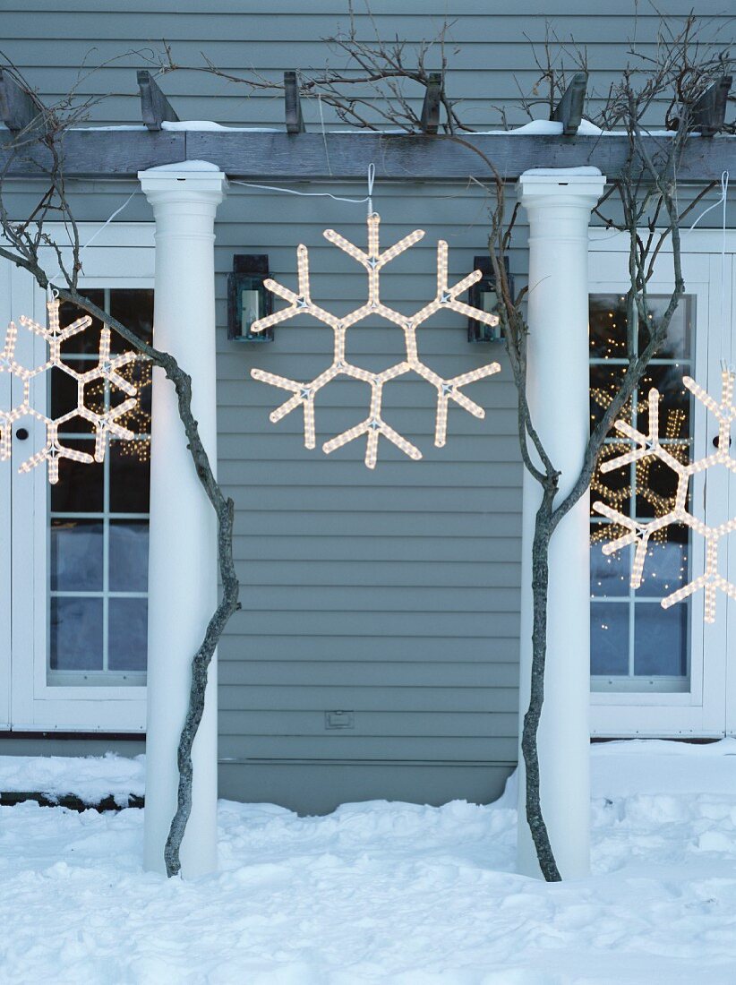 Outdoor Christmas decorations: illuminated snowflakes