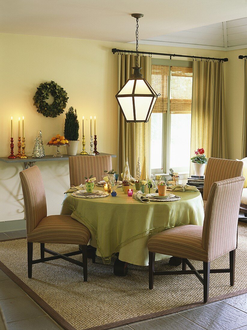 Wohnraum mit gedecktem Tisch zu Weihnachten (USA)