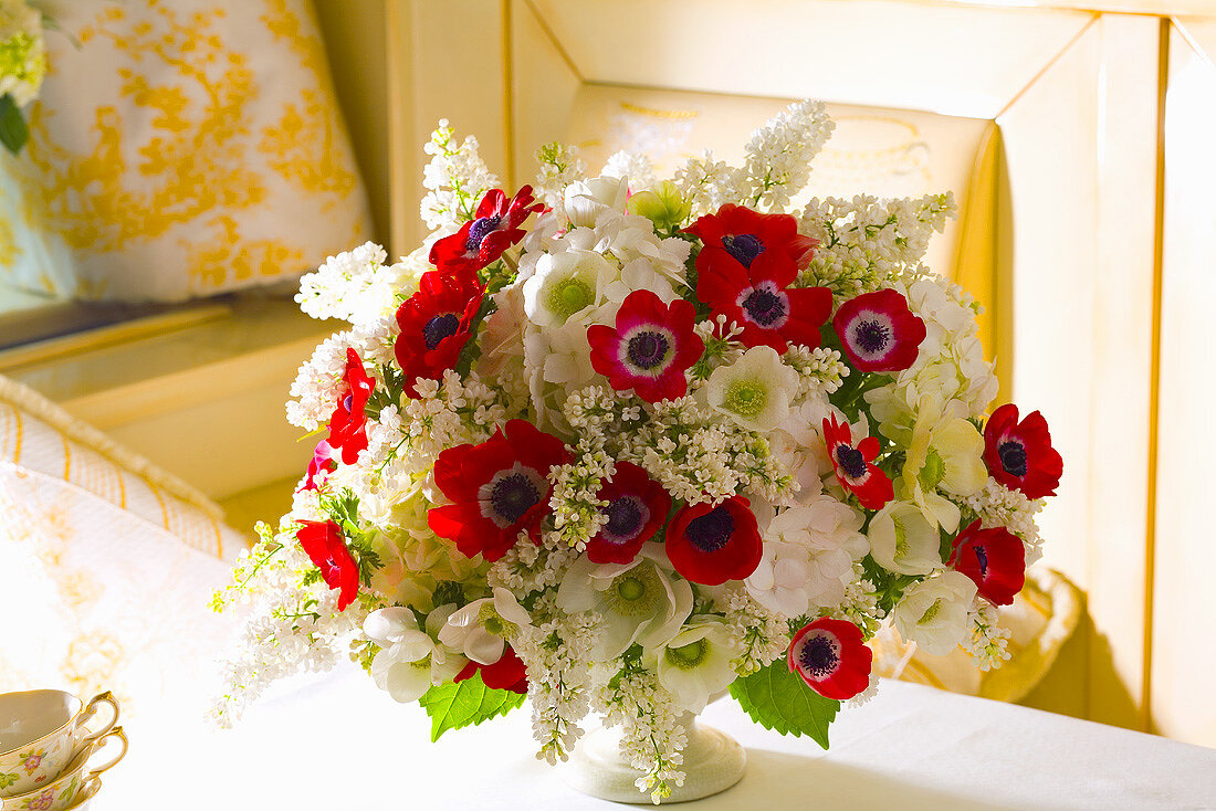 Sommerlicher Blumenstrauss auf Tisch im Restaurant