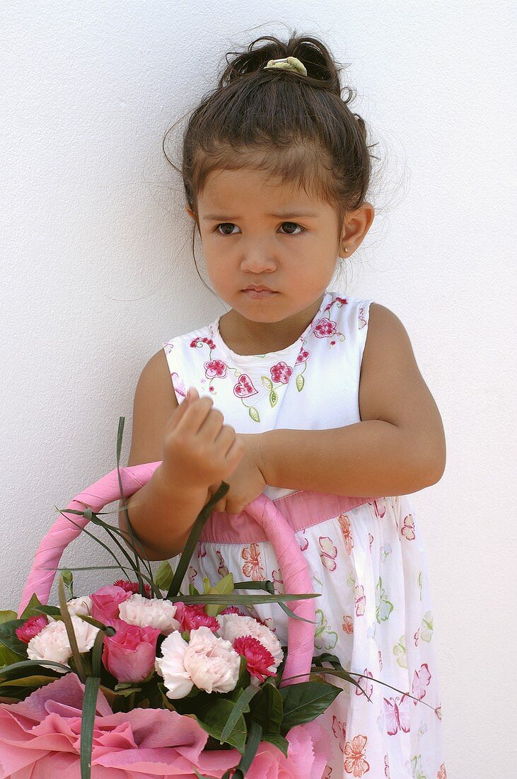 Kleines Mädchen mit Blumenkorb