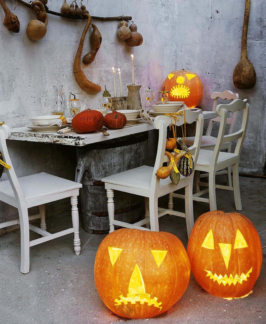 Halloween-Kürbisse und rustikal gedeckter Tisch