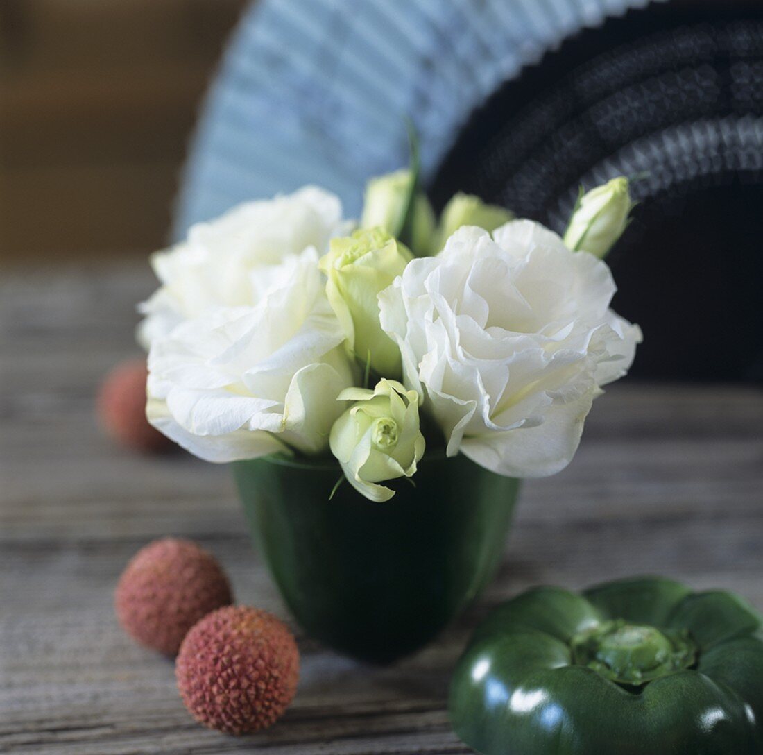 weiße Rosen in einer Vase