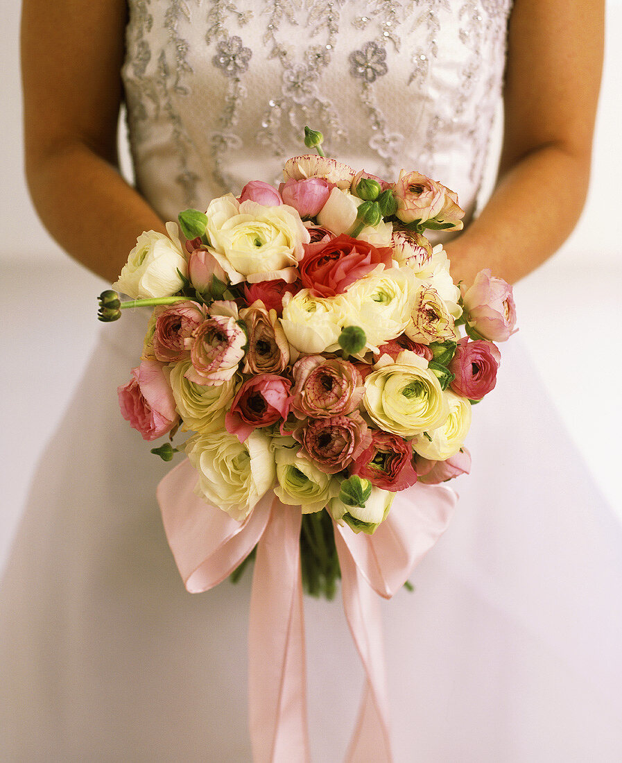 Braut hält Blumenstrauss