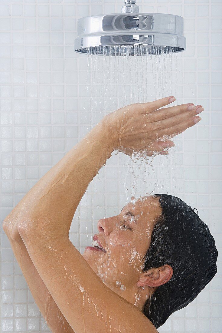 Frau duscht sich