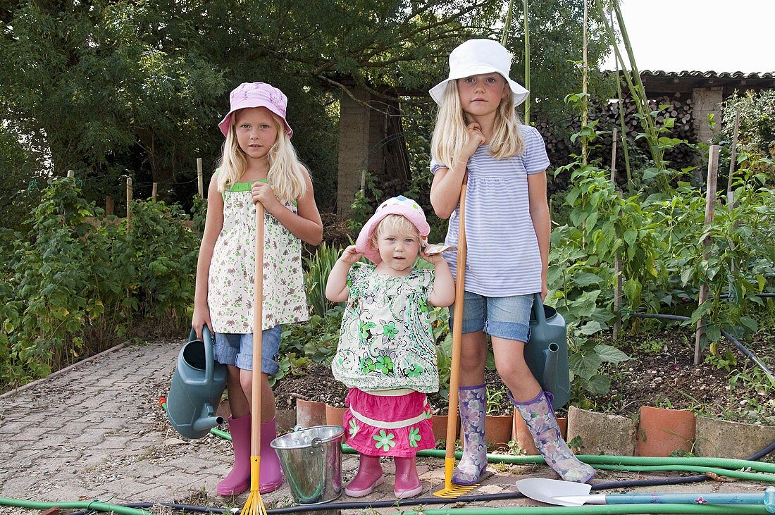 Mädchen bei der Gartenarbeit im Gemüsegarten