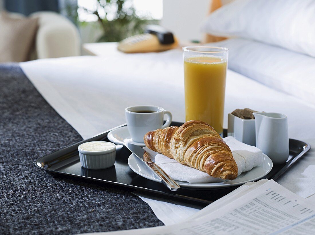 Frühstückstablett auf einem Hotelbett