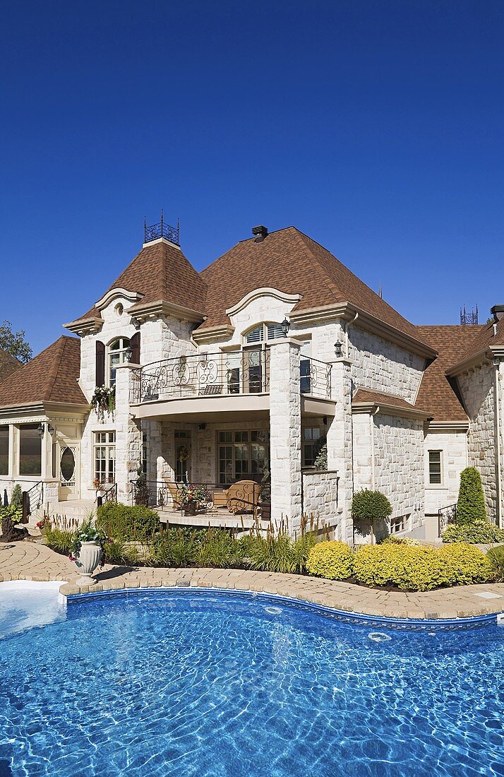 Luxuriöses Haus mit geschwungenem Swimmingpool