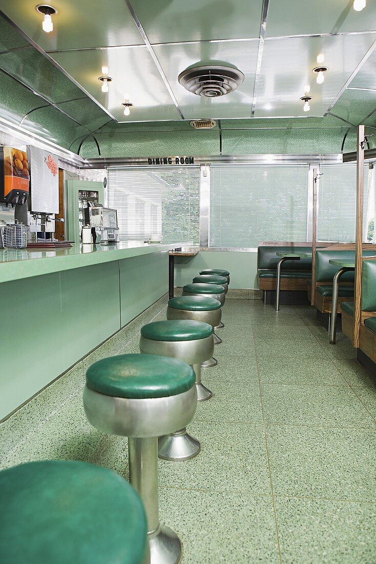 Ein leeres American Diner mit grünen Sitzpolstern