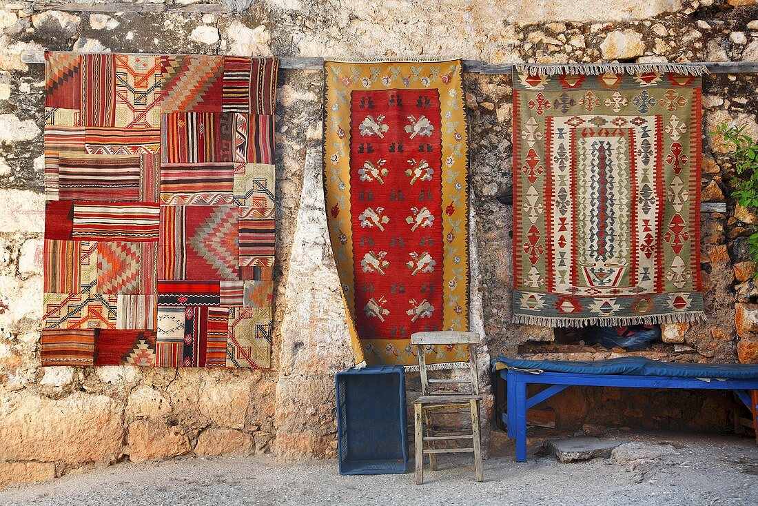 Türkische Teppiche an der Wand in Simena