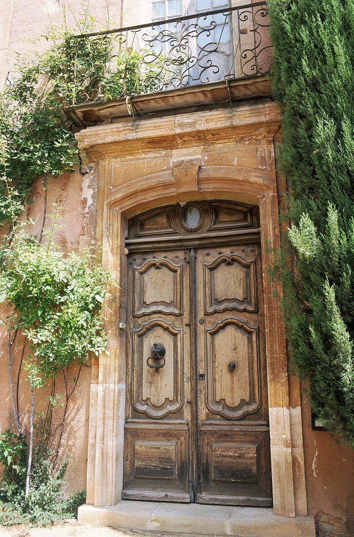 Traditionelle Eingangstür eines Gebäudes (Roussillon, Luberon, Frankreich)