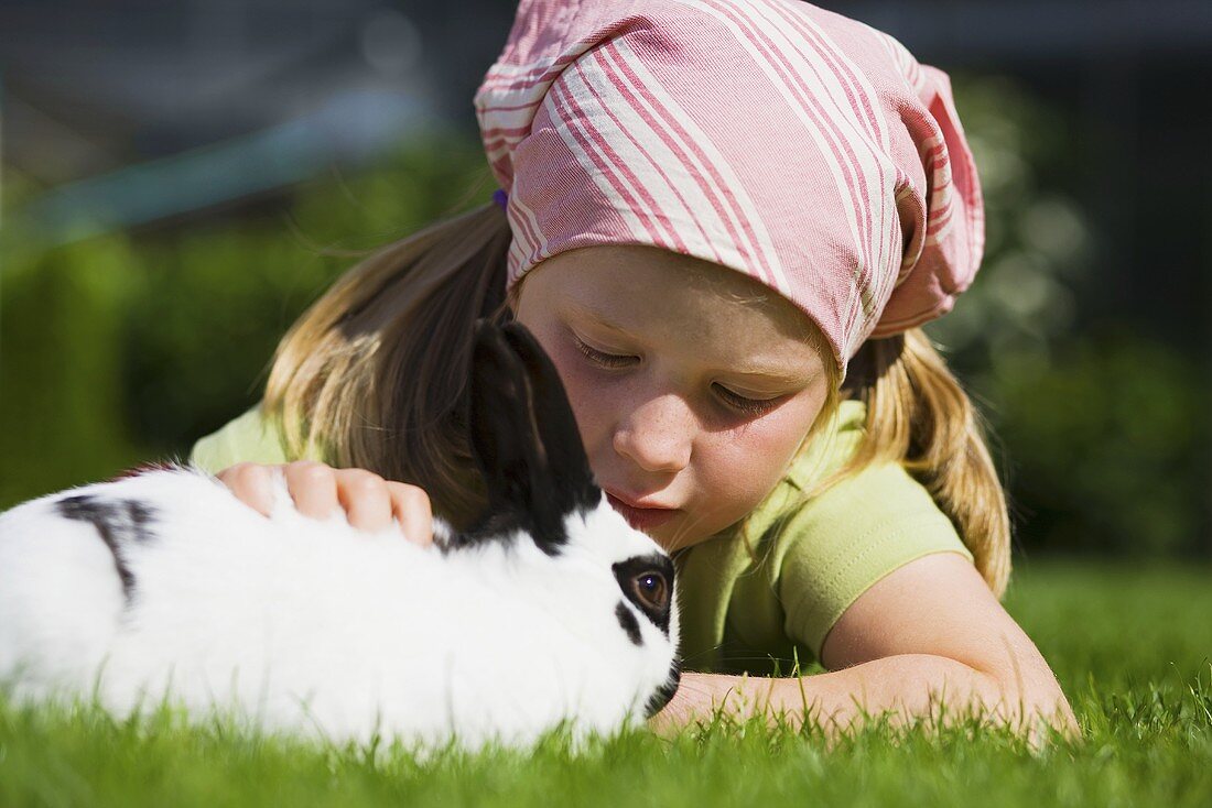 Ein Mädchen streichelte ein Kaninchen