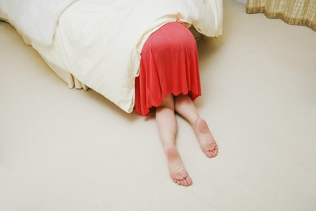 Frau unter dem Bett