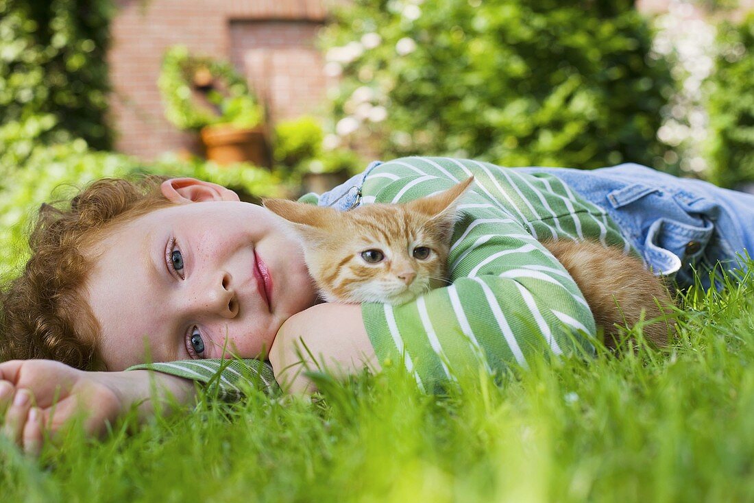 Ein Junge hält ein Kätzchen