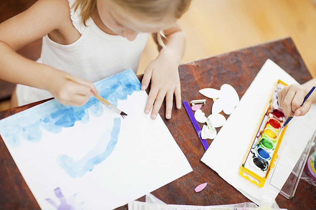 Mädchen malt mit Wasserfarben