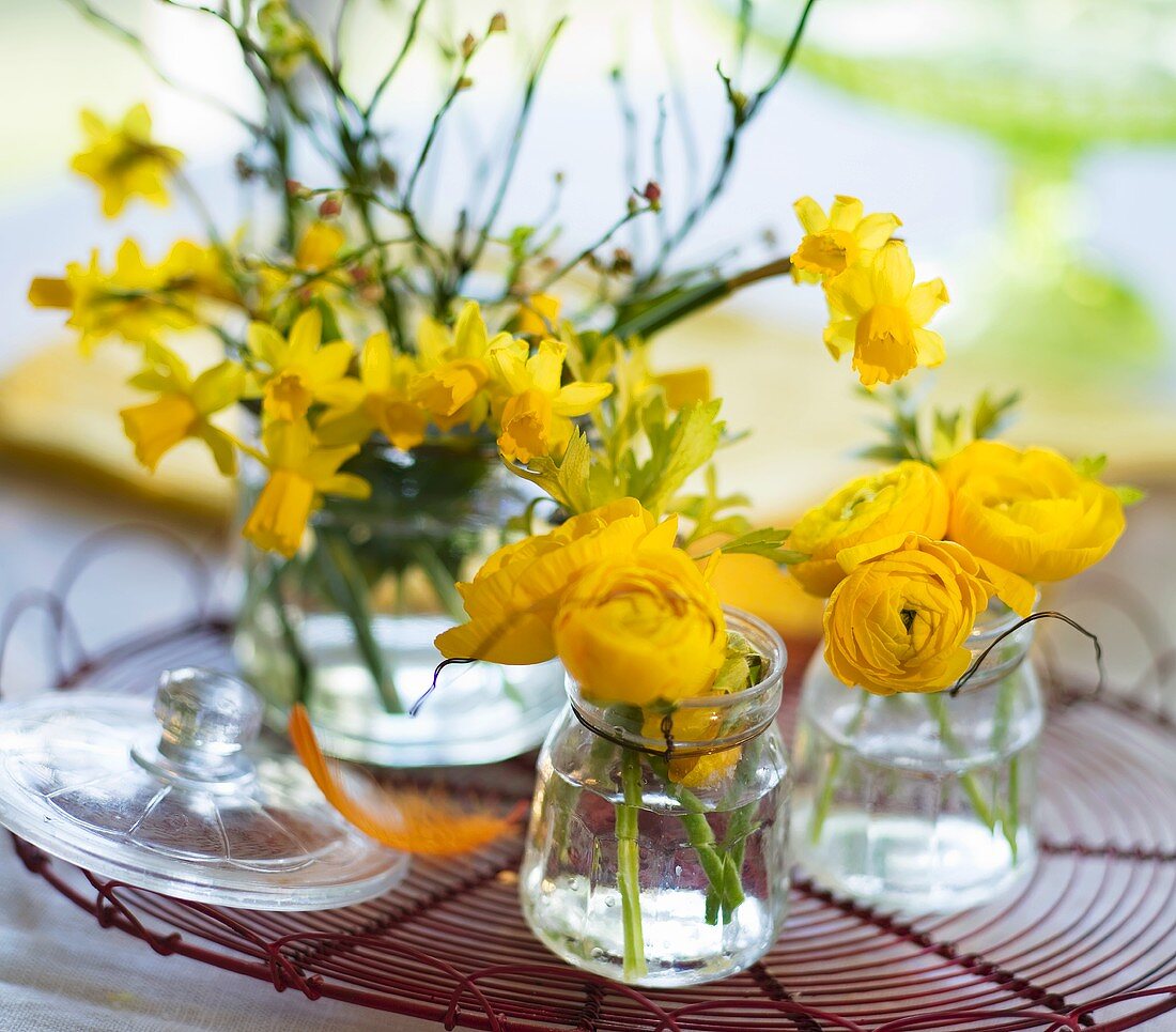 Tischdekoration mit gelben Anemonen und Narzissen