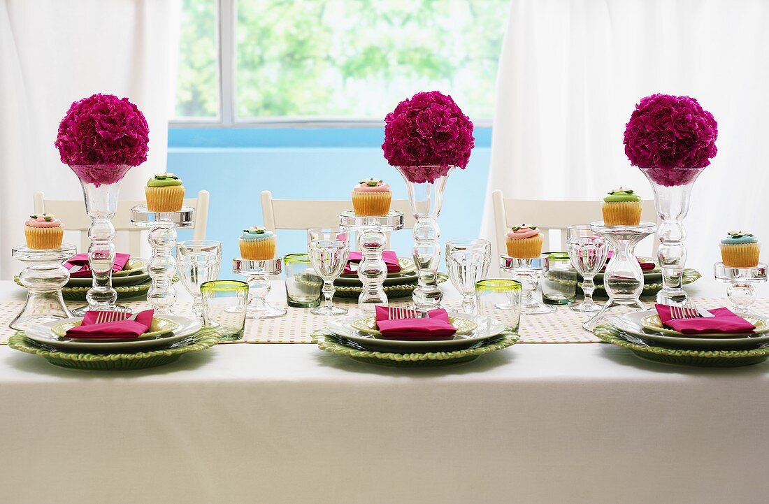 Festlich gedeckter Tisch mit Blumenkugeln