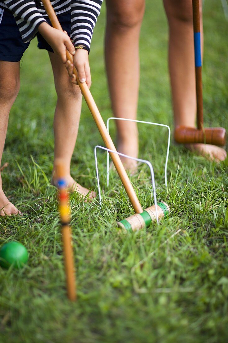 Jungen beim Crocket spielen