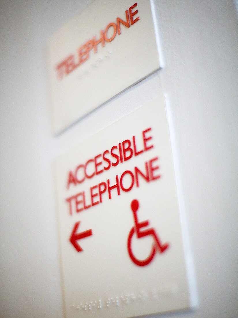 Hinweisschilder zu öffentlichem Telefon in Hotel