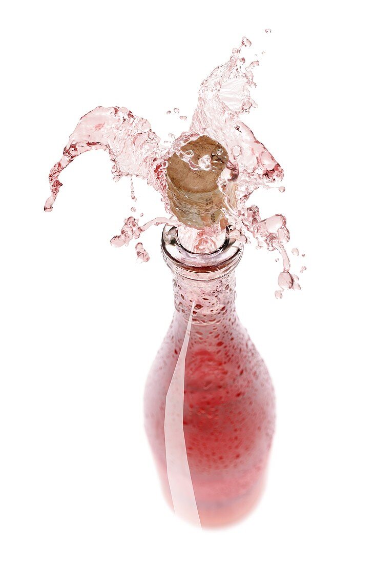 Rosewein spritzt aus der Flasche