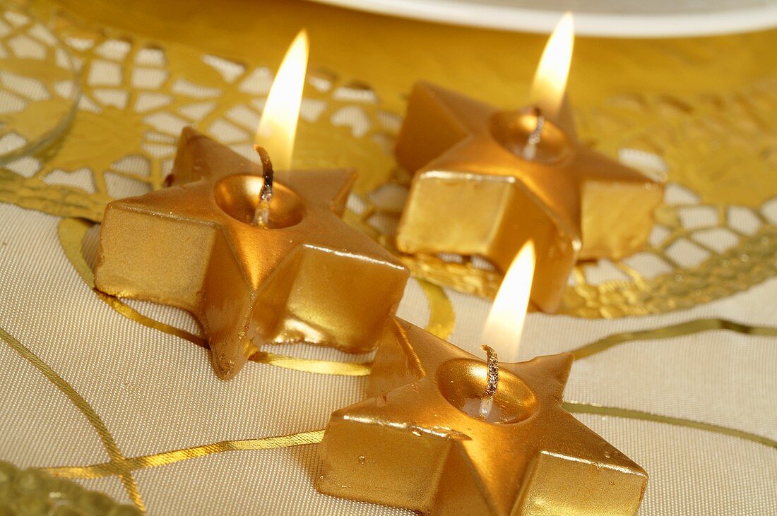 Goldene Weihnachtssternkerzen