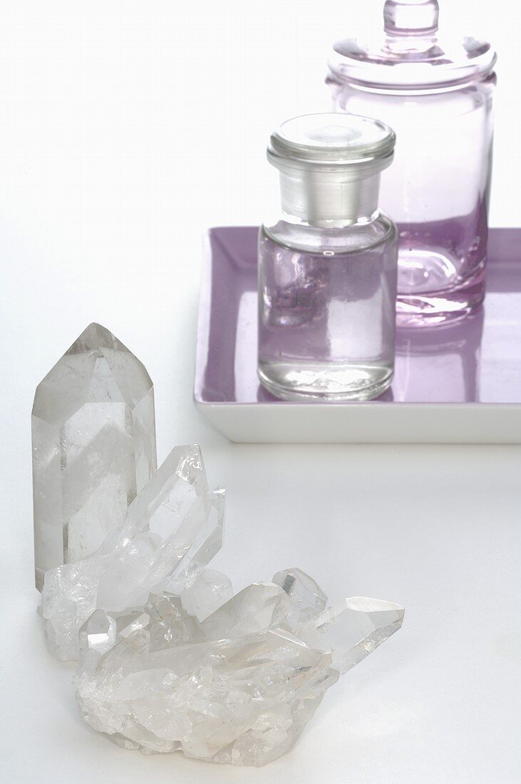Bergkristall und Apothekerflaschen