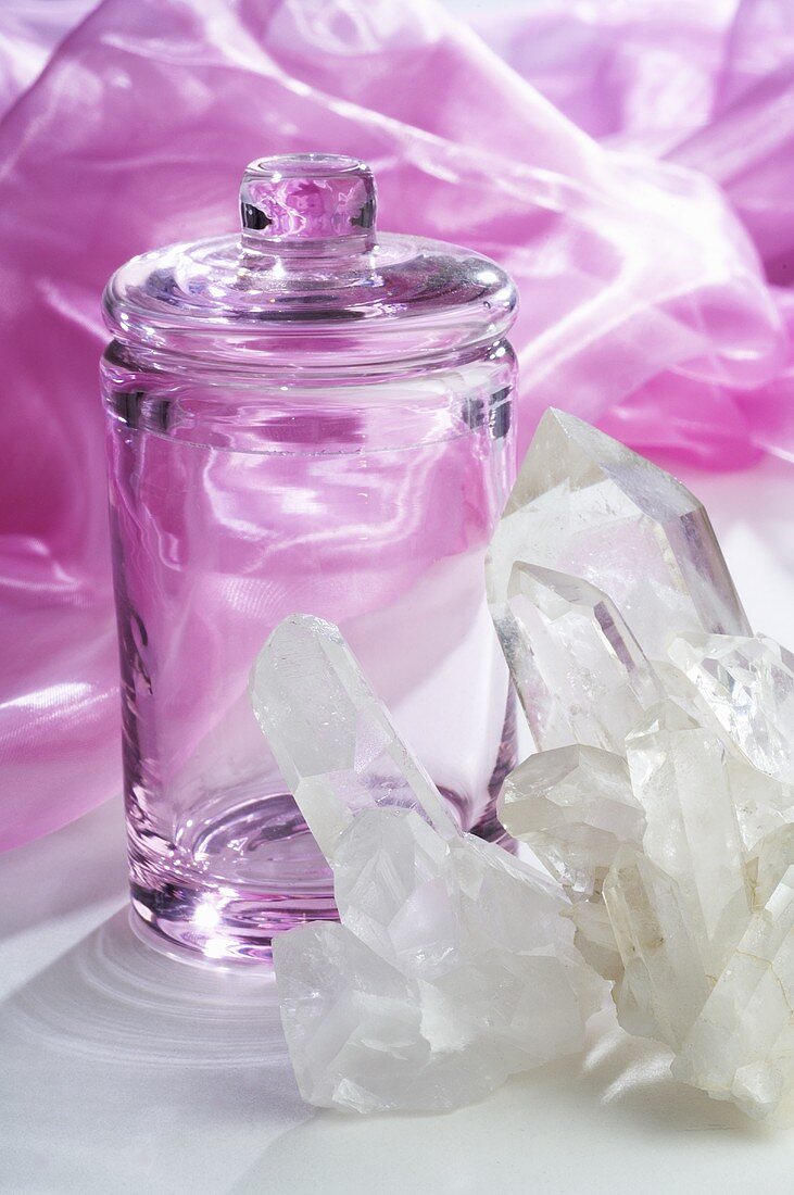 Bergkristall und Glasdose